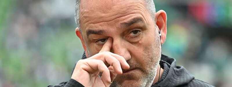 Es wird immer enger für seine Mannschaft: Heidenheims Trainer Frank Schmidt - Foto: Carmen Jaspersen/dpa