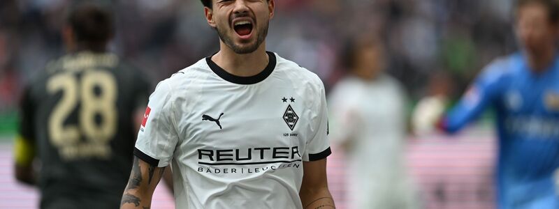 Auch Gladbachs Castrop traf das Tor nicht. - Foto: Fabian Strauch/dpa