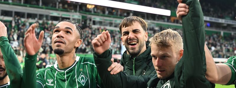 Die Bremer feiern den Sieg gegen Heidenheim - Foto: Carmen Jaspersen/dpa