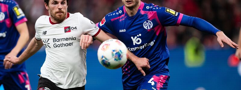 Jonas Hofmann (l) und die anderen Leverkusener taten sich schwer gegen Mainz. - Foto: Marius Becker/dpa