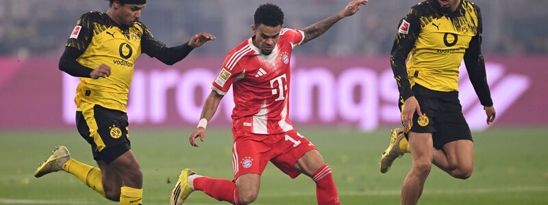 Luis Díaz umzingelt von zwei Dortmundern. - Foto: David Inderlied/dpa