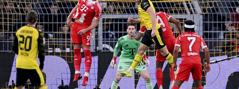 Niko Schlotterbeck (m, in Gelb) köpft zum 1:0 ein. - Foto: David Inderlied/dpa