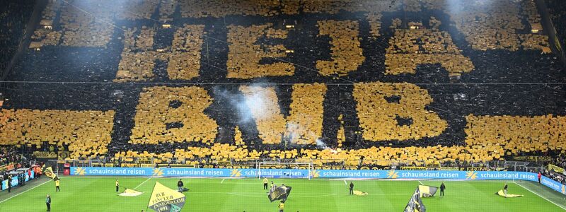 Die Fans der Dortmunder mit einer beeindruckenden Chorografie.  - Foto: Federico Gambarini/dpa