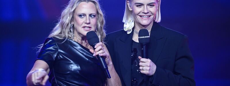 Ungewohnter Look: Hazel Brugger moderierte den Vorentscheid mit streng nach hinten gestylten Haaren. - Foto: Britta Pedersen/dpa