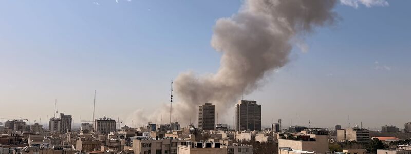 Eine Rauchsäule über Teheran.  - Foto: Uncredited/AP/dpa