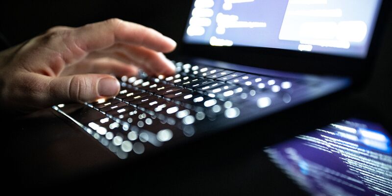 In der Industrie war der Studie zufolge 2025 etwa jede achte Firma von Cyberangriffen betroffen. (Symbolbild) - Foto: Philip Dulian/dpa