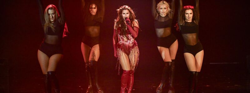 Sarah Engels überzeugte mit ihrem Lied «Fire» und einer aufwendigen Choreografie. - Foto: Britta Pedersen/dpa