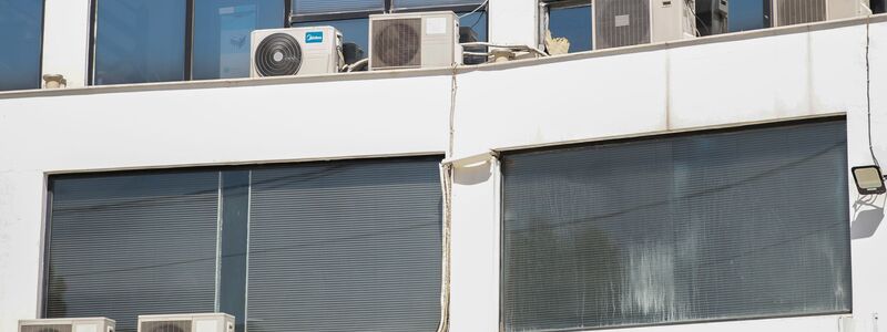  Klimaanlagen an der Fassade eines Bürogebäudes in Griechenland - Foto: Socrates Baltagiannis/dpa