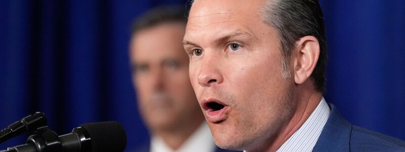 US-Verteidigungsminister Hegseth spricht von einem komplexen Einsatz. - Foto: Alex Brandon/AP/dpa