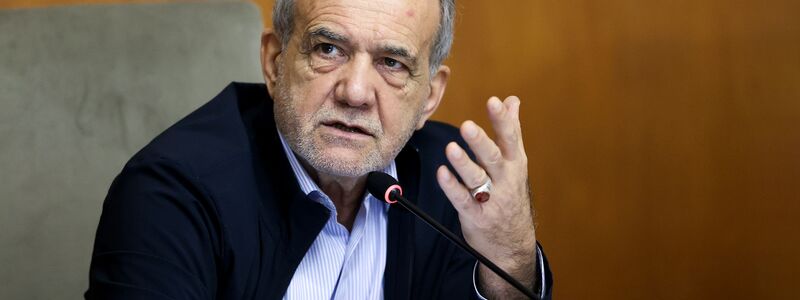 Präsident Peseschkian soll Teil des dreiköpfigen Rats sein, der den Iran vorübergehend führen soll. (Archivbil) - Foto: Iranian Presidency/ZUMA Press Wire/dpa