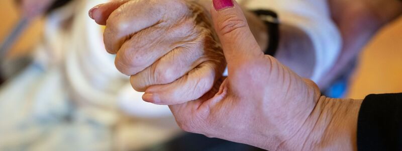 Die Finanzlage der Pflegeversicherung bleibt angespannt. (Archivbild) - Foto: Marijan Murat/dpa