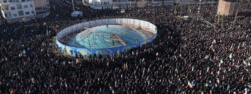 Irans Staatsmedien verbreiten Aufnahmen von trauernden Menschen. - Foto: Vahid Salemi/AP/dpa
