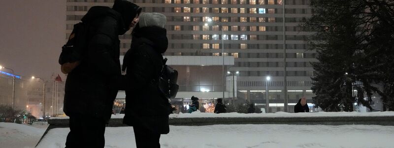 Romantische Sehnsucht als Gegenentwurf zu den ermüdenden Routinen moderner Dating-Kultur. (Symbolbild) - Foto: Dmitri Lovetsky/AP/dpa