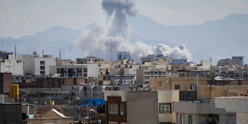 Bei den Luftangriffen auf den Iran wurden auch hochrangige Mitglieder der Militärführung getötet. (Foto-aktuell) - Foto: Vahid Salemi/AP/dpa