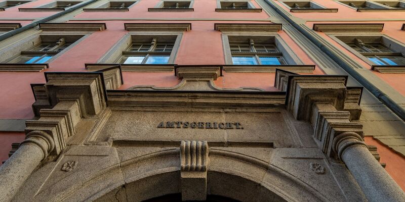Nach dem Hafttermin lief der 22-Jährige auf dem Weg zum Polizeiwagen davon. (Archivbild) - Foto: Armin Weigel/dpa