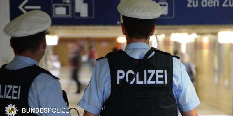 Bundespolizeidirektion München: Verspäteter Sonderzug / Fans beschmieren Wände und Schaukästen - Foto: presseportal.de