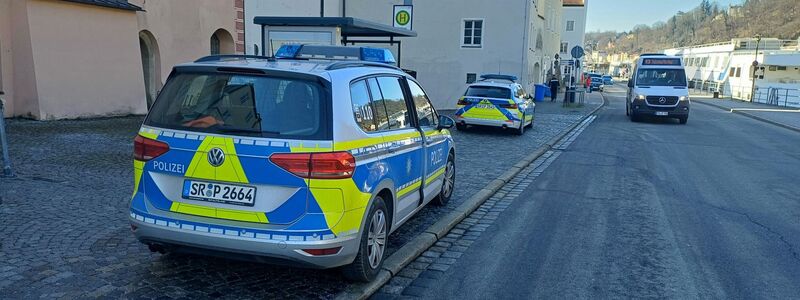 Mehrere Streifenbesatzungen, die Bereitschaftspolizei, Spürhunde und ein Polizeihubschrauber suchten erfolglos nach dem 22-Jährigen. - Foto: Markus Zechbauer/zema-medien.de/dpa