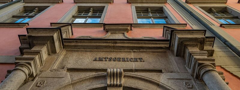 Nach dem Hafttermin lief der 22-Jährige auf dem Weg zum Polizeiwagen davon. (Archivbild) - Foto: Armin Weigel/dpa