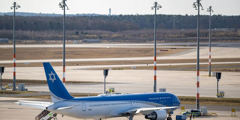 Israels Staatsflugzeug «Flügel Zions» steht am Flughafen BER. - Foto: Christophe Gateau/dpa