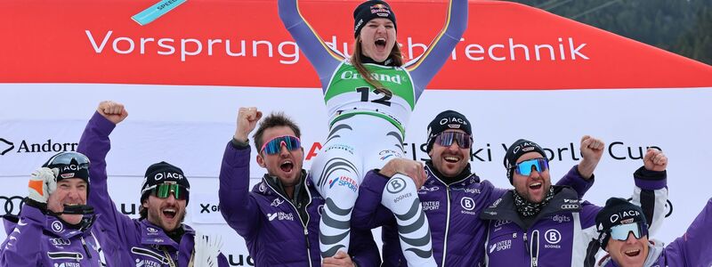 Nach ihrem Triumph wird Emma Aicher gebührend gefeiert. - Foto: Marco Trovati/AP/dpa