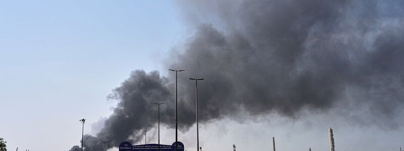 Rauch steigt auf nach iranischem Drohnenangriff im Hafengebiet von Dubai auf. - Foto: Fatima Shbair/AP/dpa