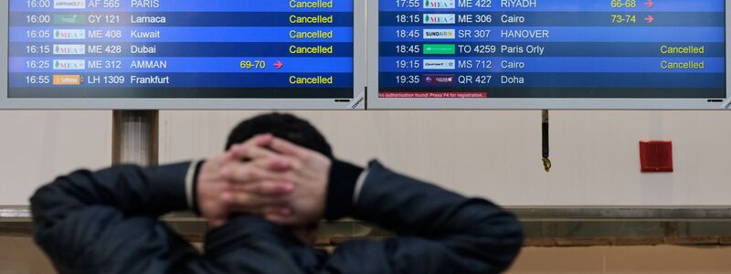Viele Menschen sitzen fest.  - Foto: Hassan Ammar/AP/dpa