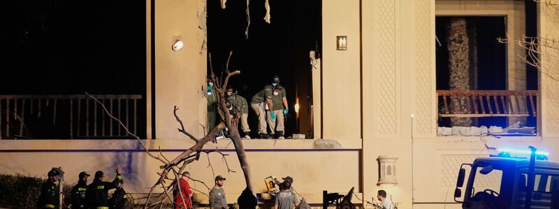 Feuerwehrleute und Rettungskräfte inspizieren Schäden im Fairmont The Palm Hotel in Dubai. - Foto: Altaf Qadri/AP/dpa