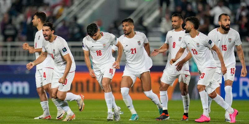 Die iranische Nationalelf ist für die WM qualifiziert, doch die Teilnahme ist ungewiss. (Archivbild) - Foto: Aijaz Rahi/AP/dpa
