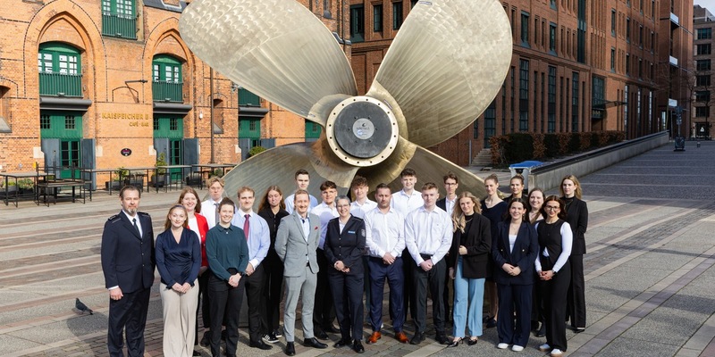 HZA-HH: Zoll bildet aus: 22 neue Zöllnerinnen und Zöllner in Hamburg - Foto: presseportal.de