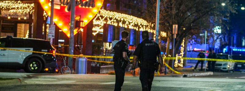 Polizeibeamte bewachen den Tatort nach Schüssen in einer Bar im texanischen Austin. - Foto: Ricardo B. Brazziell/Austin American-Statesman/AP/dpa