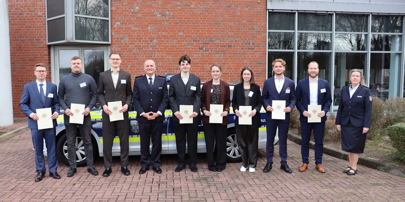 HZA-KI: Acht neue Anwärterinnen und Anwärter: Hauptzollamt Kiel vereidigt Nachwuchs für den gehobenen Zolldienst - Foto: presseportal.de