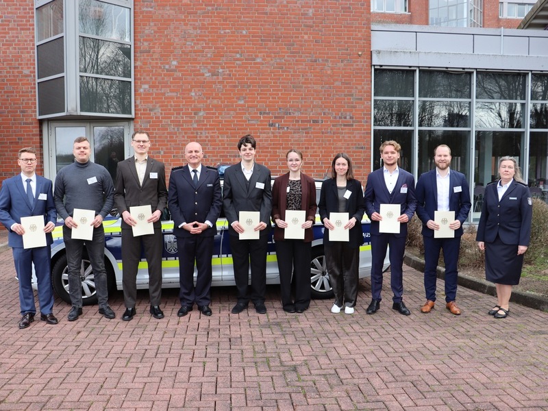 HZA-KI: Acht neue Anwärterinnen und Anwärter: Hauptzollamt Kiel vereidigt Nachwuchs für den gehobenen Zolldienst - Foto: presseportal.de