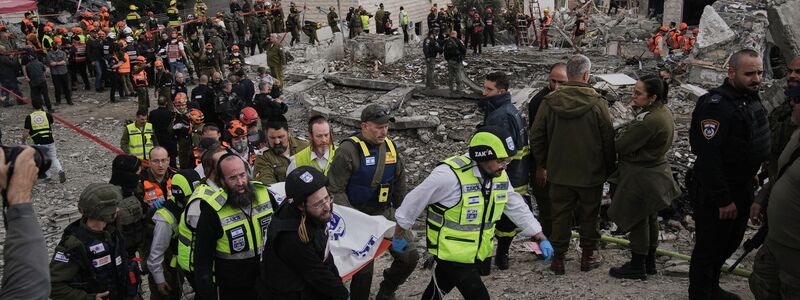 In Israel wurden mehrere Menschen durch einen Raketeneinschlag getötet. - Foto: Leo Correa/AP/dpa
