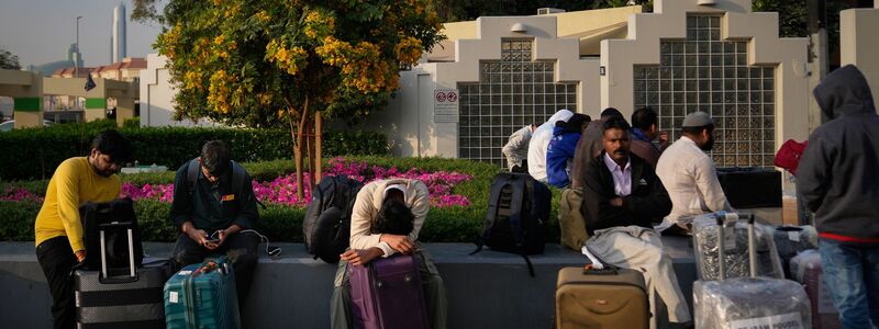 Der Krieg zwischen dem Iran, Israel und den USA erschüttert auch die Golfstaaten - und bringt den internationalen Luftverkehr durcheinander. - Foto: Altaf Qadri/AP/dpa