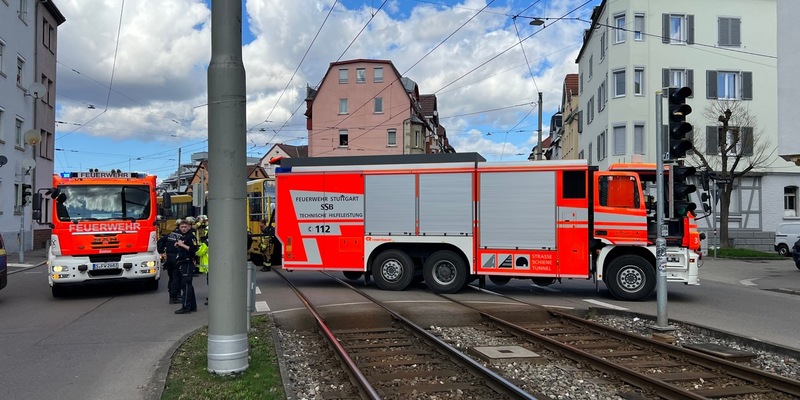 FW Stuttgart: Straßenbahnunfall - Feuerwehr befreit Person - Foto: presseportal.de