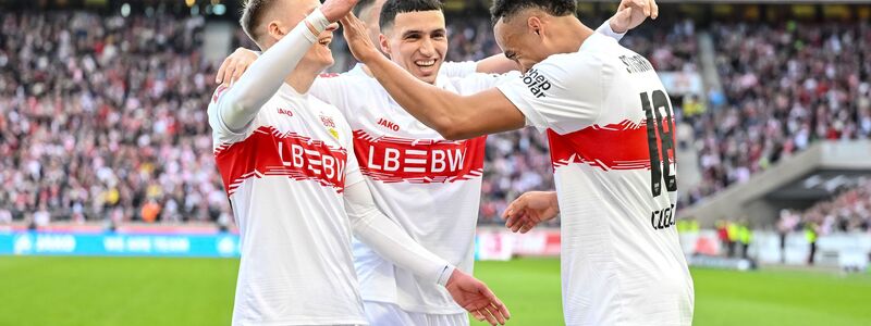 Kollektiver Jubel in Rot und Weiß: Chris Führich, Bilal El Khannouss und Jamie Leweling - Foto: Harry Langer/dpa