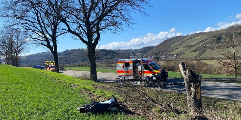 POL-PILEK: Schwerer Unfall auf der L234 - Motorradfahrer kollidiert mit Baum - Foto: presseportal.de