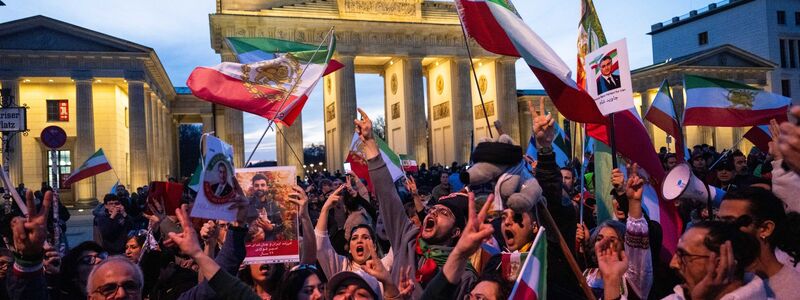 Auch am Brandenburger Tor demonstrierten Menschen gegen die autoritäre Führung in Teheran. - Foto: Christophe Gateau/dpa