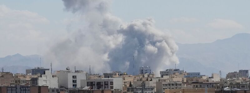 Seit Samstagmorgen greifen Israel und die USA Ziele im Iran an.  - Foto: Uncredited/AP/dpa