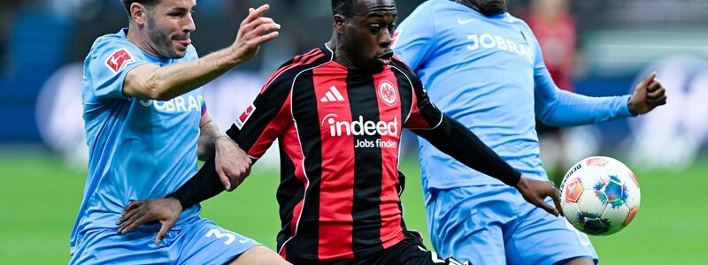 Der SC Freiburg um Christian Günter (l) und Bruno Ogbus (r) sowie Eintracht Frankfurt mit Arnaud Kalimuendo (M) lieferten sich ein umkämpftes Duell. - Foto: Uwe Anspach/dpa