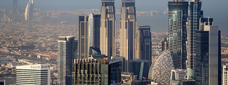 Einige beliebte Reiseziele liegen in der Golfregion, etwa Dubai – hier sind nun viele deutsche Urlauber gestrandet. (Archivbild) - Foto: Kamran Jebreili/AP/dpa
