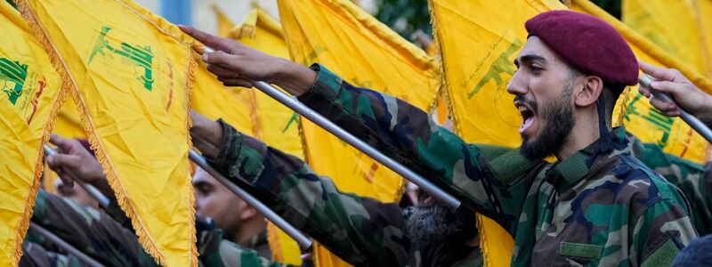 Die Hisbollah greift an der Seite des Irans Israel an. (Archivbild) - Foto: Hassan Ammar/AP/dpa