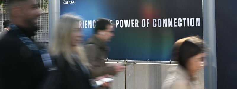 Besucher auf dem Weg zum MWC 2025 - auch dieses Jahr werden Menschenmassen in die Hallen strömen. - Foto: Wolf von Dewitz/dpa