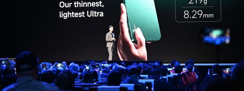 Das neue Xiaomi-Smartphone kostet in etwa so viel wie das iPhone von Apple. - Foto: Wolf von Dewitz/dpa