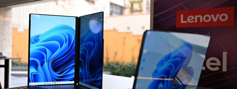 So geht es auch: Die beiden Bildschirme per Magnetfunktion nebeneinander gestellt. - Foto: Wolf von Dewitz/dpa