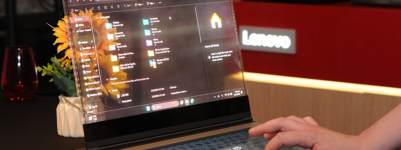 Der Lenovo-Laptop mit durchsichtigem Bildschirm vom MWC 2024. - Foto: Wolf von Dewitz/dpa-Zentralbild/dpa