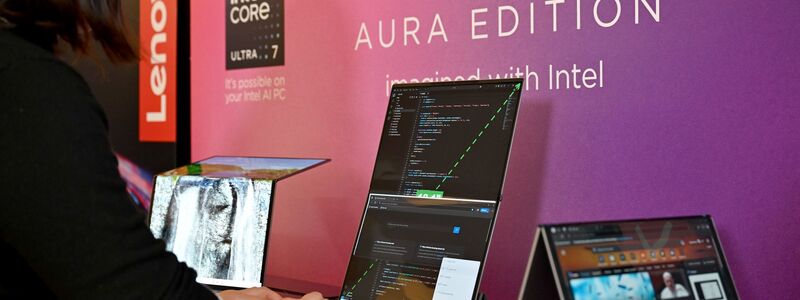 Ein 2025 vorgestellter Laptop mit überlangem Bildschirm, den man nach hinten wegklappen kann. - Foto: Wolf von Dewitz/dpa