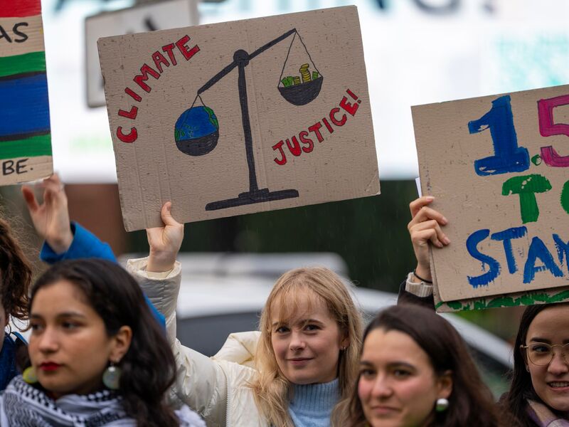 Umweltschützer fordern Klimaziele auch vor Gericht ein. (Symbolbild) - Foto: Peter Dejong/AP/dpa