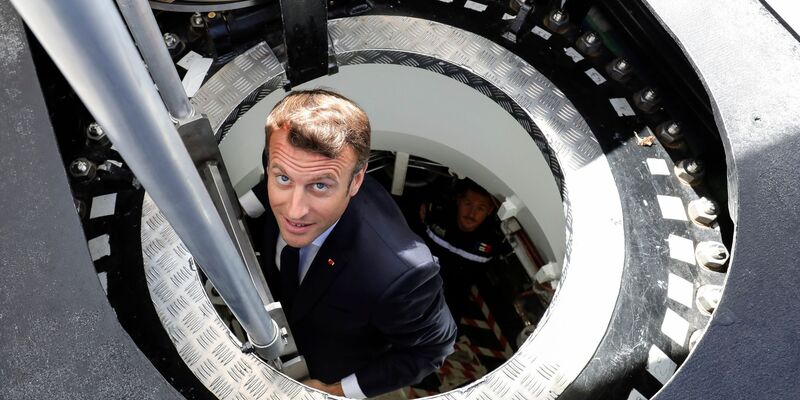 Frankreichs Präsident Emmanuel Macron steigt aus dem französischen Atom-U-Boot Suffren. (Archivbild) - Foto: Ludovic Marin/AFP POOL/dpa
