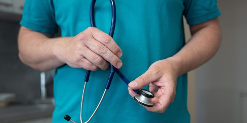 Vor allem bestimmte Routineaufgaben könnten Ärzte an Medizinische Fachangestellten abgeben, so der Vorschlag. - Foto: Sebastian Kahnert/dpa